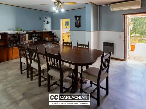 Casa 6 ambientes con 2 baños
