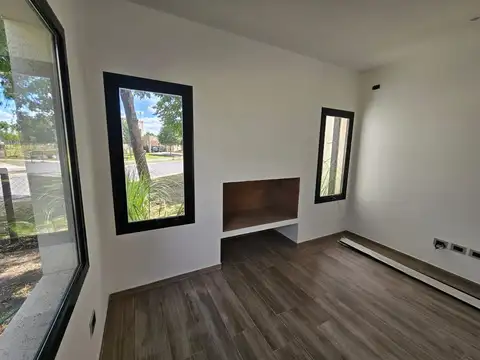 Casa en Alquiler con 4 cocheras