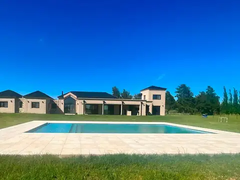 Casa 5 ambientes con 3 baños