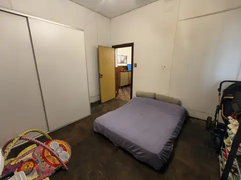 Casa de 4 ambientes sobre lote propio con amplio parque, quincho y cochera en Villa Domínico