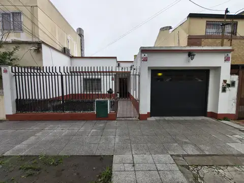 Casa de 4 ambientes sobre lote propio con amplio parque, quincho y cochera en Villa Domínico