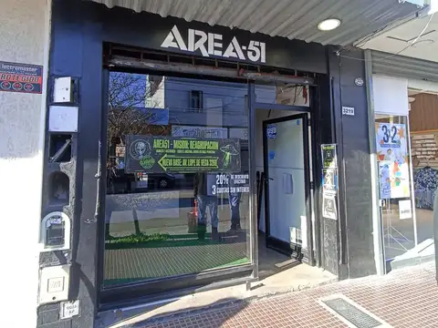 LOCAL C/VIDRIERA DE 30 MTS TOT., SOBRE AVENIDA - SIN EXPENSAS, C/VESTIDOR Y BAÑO