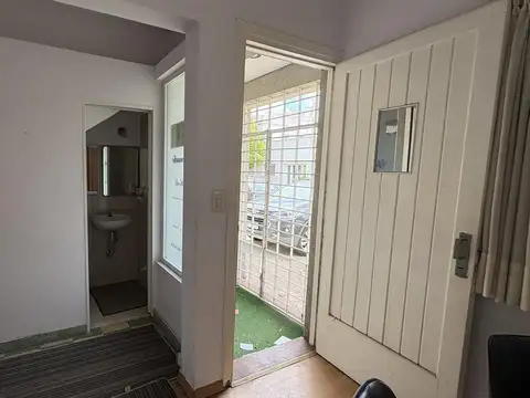 Casa 7 ambientes con 1 baño
