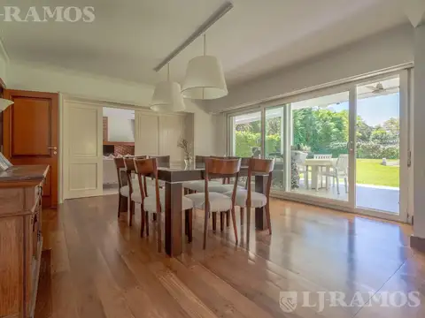 Casa 10 ambientes con 5 baños