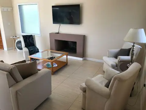 Casa en Alquiler Temporal con 2 cocheras