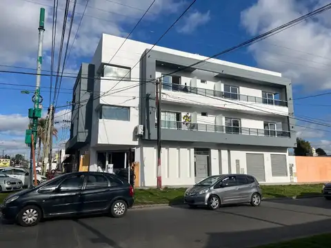 Semipiso todo frente, sobre 137 esquina 42, con cochera y pa