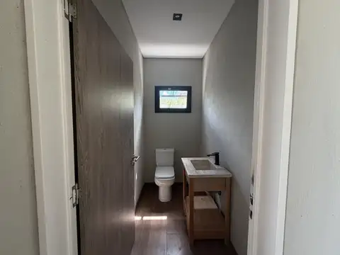 Casa 4 ambientes con 2 baños