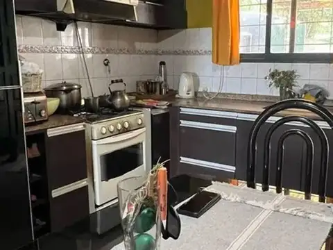 VENTA CASA 3 AMB. CON PILETA Y PARQUE EN LUJAN
