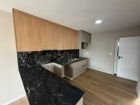 CASA EN VENTA 3 DORMITORIOS – JARDÍN CON CHURRASQUERA – 2 COCHERAS – SEXTA SECCIÓN