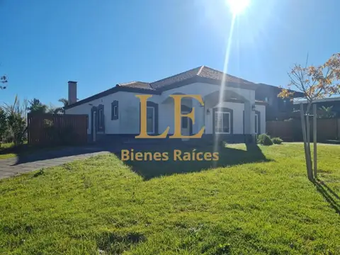 Casa 5 ambientes con 4 baños