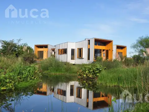 VENTA  | CASA NUEVA de Increible Diseño en Magico entorno natural sobre Laguna