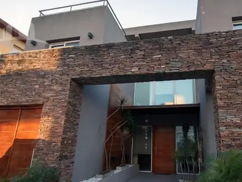 Casa 6 ambientes en 2 plantas en venta - Barrancas de Guido
