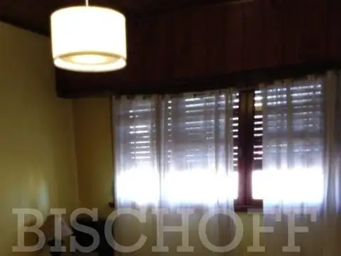 OPORTUNIDAD CASA EN GENERAL JUAN MADARIAGA UBICADA EN  ESQUINA RIVADAVIA