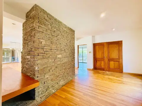 Casa 9 ambientes con 2 baños