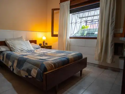 Casa 6 ambientes con 2 baños