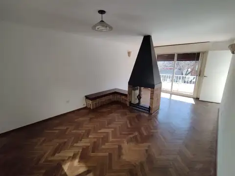 Departamento dos dormitorios con balcón al frente en alquiler - Suipacha al 1300