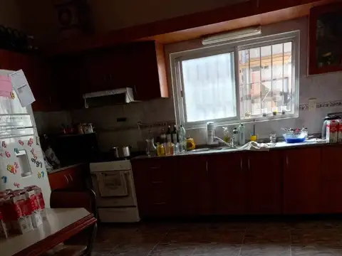 casa sobre lote 8.66 x 34.64 - aprox cub 140 m2  - ingreso p/varios vehìculos /