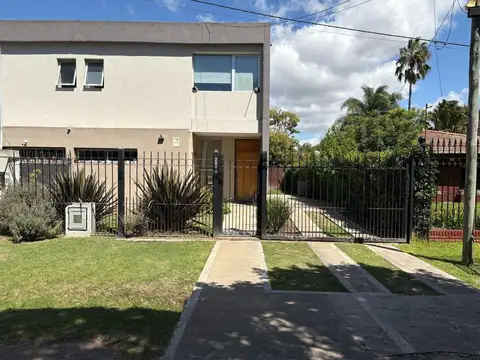 Dúplex de 3 Dormitorios con Jardín en venta en City Bell.