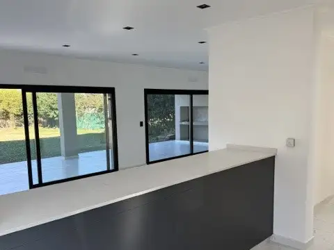 Casa 6 ambientes con 2 baños