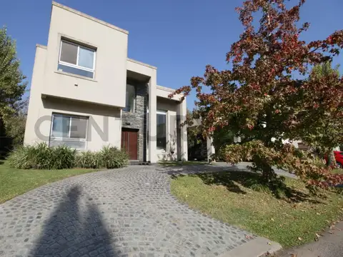 VENTA CASA ALTOS DEL SOL 6 AMBIENTES LUMINOSA CON PILETA QUINCHO 600M2