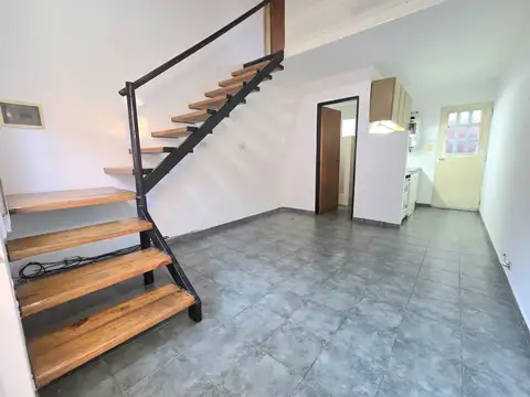 132 entre 36 y 37. Duplex 1 dormitorio con patio/cochera. Muy bueno