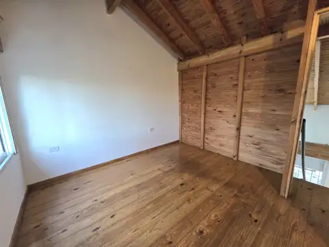132 entre 36 y 37. Duplex 1 dormitorio con patio/cochera. Muy bueno