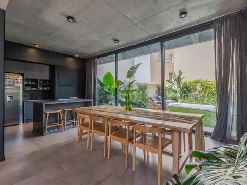 Casa en Alquiler con 2 cocheras
