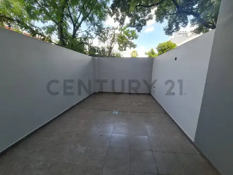 Dpto con patio en venta Villa del Parque
