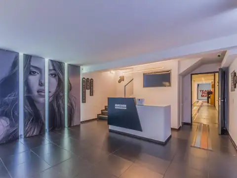 VENTA IMPORTANTE PROPIEDAD COMERCIAL, DOBLE FRENTE, PORTÓN LEVADIZO PARA CAMIONES, ALMAGRO
