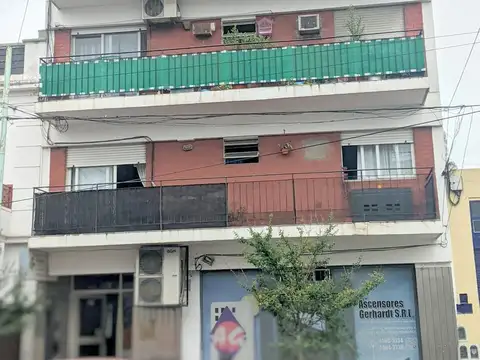 Depto: 3 ambientes amplios al frente con balcón y dependencias de servicio. Baño y toilette.-