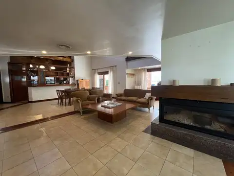 Casa 8 ambientes con 7 baños