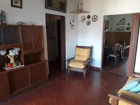 Casa 3 ambientes y Local en Peruzzotti! a 200 mts de Ruta 28, Muy Buen Estado!