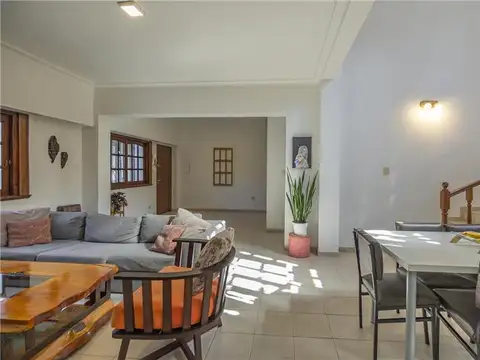 Casa en Venta con 3 cocheras
