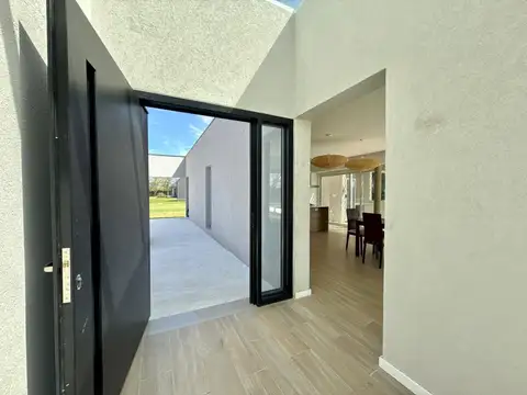 Casa 5 ambientes con 4 baños