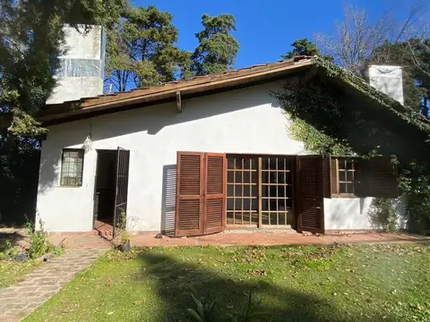 ROBLES DEL MONARCA -  CASAQUINTA CON PILETA DE NATACION - 1900 M2 DE TERRENO