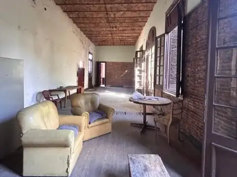 Casa 9 ambientes con 2 baños