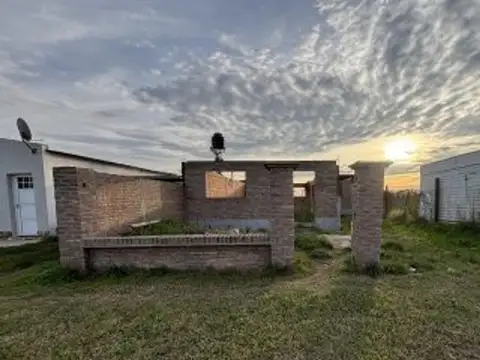 TERRENO CON IMPORTANTE EDIFICACIÓN A TERMINAR
