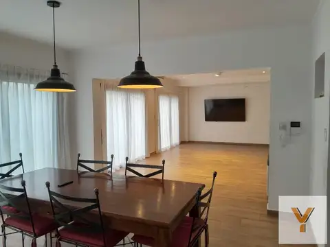 Casa en venta - 4 Dormitorios 2 Baños - 469mts2 - Suipacha