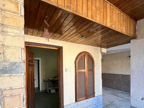 VENTA PH EN DOS PLANTAS CON ACCESOS INDEPENDIENTES, COCHERA Y TERRAZA CON QUINCHO - IDEAL INVERSIÓN