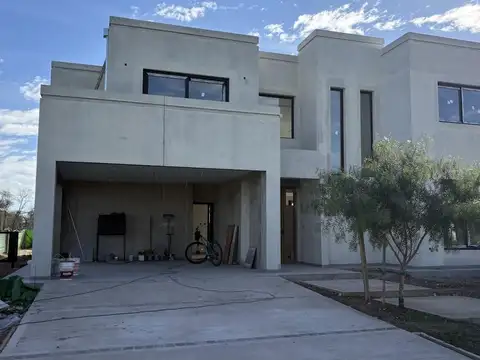Casa en venta a estrenar en Barrio cerrado Village Joven, Bella Vista