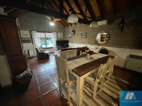Casa 6 ambientes con 2 baños