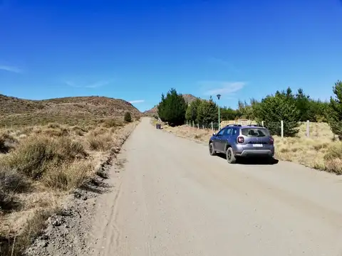 Lote plano y cercado de 838 m2 de superficie.