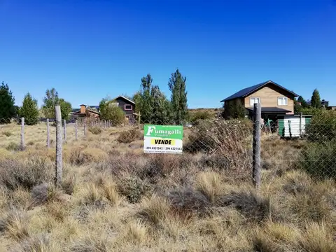 Lote plano y cercado de 838 m2 de superficie.