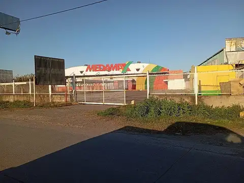 6.600 m2 de deposito, con frente sobre Au Tucuman- Famailla, lindero a 3 super mayoristas con park.-