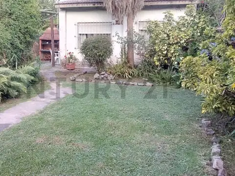 CASA DE 3 AMBIENTES con JARDIN EN FLORENCIO VARELA, TERRENO DE 300 MTS2