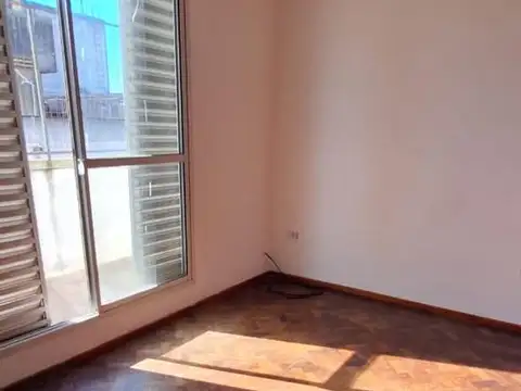 Departamento en Venta, de 2 dormitorios, balcón al frente, y COCHERA.