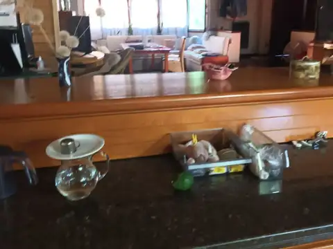 CHALET SOBRE LOTE DE 600 METROS CUADRADOS CON QUINCHO EN QUILMES ESTE.