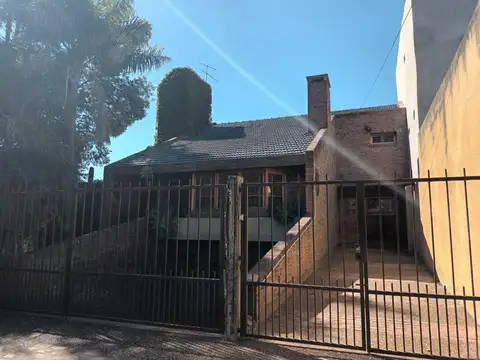 CHALET SOBRE LOTE DE 600 METROS CUADRADOS CON QUINCHO EN QUILMES ESTE.