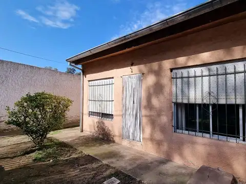 Casa en venta, RETASADA, ubicada en Pilar, Barrio La Lonja, sobre Las Acacias