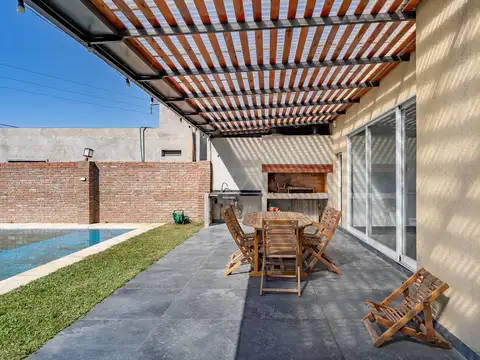 Casa 8 ambientes con 3 baños
